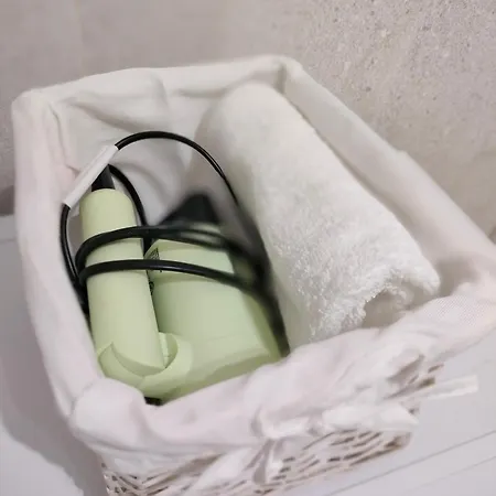 Karoliny 2 Self Check-in, Parking