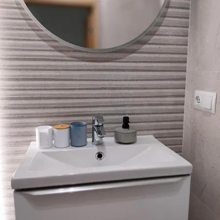 Karoliny 2 Self Check-in, Parking *