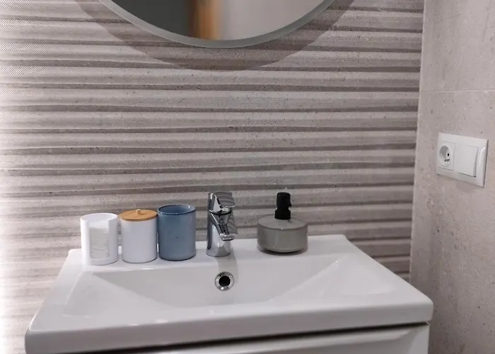 Karoliny 2 Self Check-in, Parking *